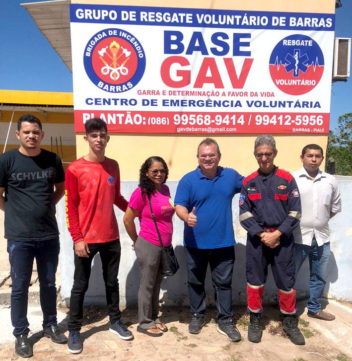 Voluntários que atendem quatro incêndios por dia em Barras recebem apoio do Coronel Nixon Frota